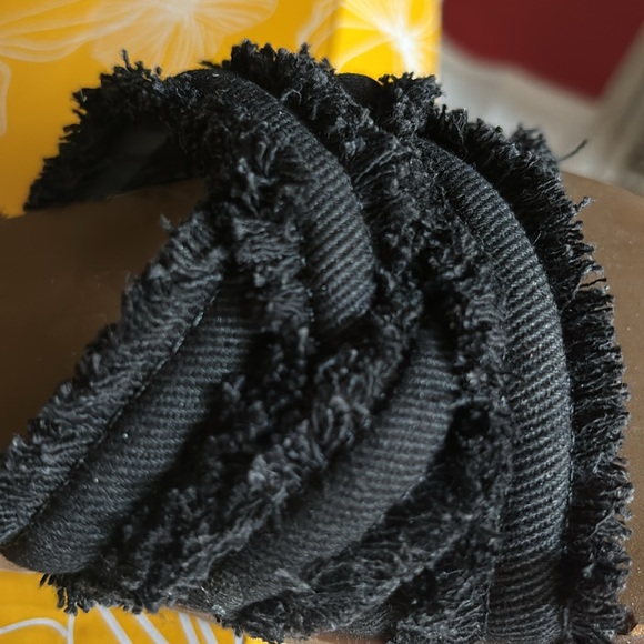 Yellow Box Size 7 slide in sandals. Cloth/fuzzy straps. Like new rarely worn. - Picture 6 of 7